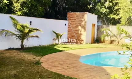 Casa residencial disponível para locação no bairro Mansões Aeroporto em Uberlândia-MG.