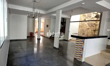 Casa com 5 quartos para alugar no Bom Jesus, Uberlândia 
