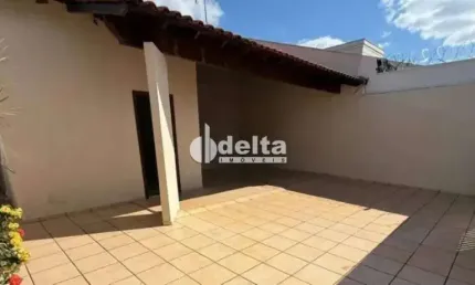 Casa residencial disponível para locação no bairro Vigilato Pereira em Uberlândia-MG.