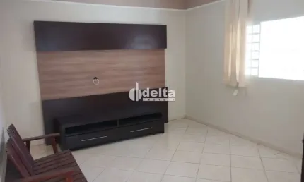 Casa residencial disponível para locação e venda no bairro Santa Mônica em Uberlândia-MG.