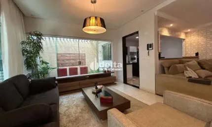Casa residencial ou comercial disponível para Locação no bairro Patrimônio em Uberlândia-MG.