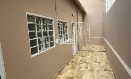Casa disponível para locação no bairro Santa Mônica em Uberlândia-MG