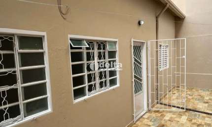 Casa disponível para locação no bairro Santa Mônica em Uberlândia-MG