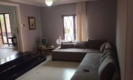 Casa disponível para locação no bairro Cidade Jardim em Uberlândia-MG