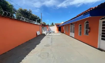 Casa comercial disponível para locação no bairro Presidente Roosevelt em Uberlândia-MG.
