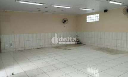 Casa disponível para venda e locação no bairro Lagoinha, em Uberlândia-MG.