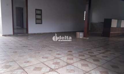 Casa em condomínio disponível para locação no bairro Jardim Holanda em Uberlândia-MG