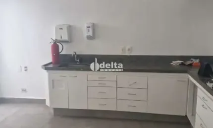 Casa comercial disponível para locação no bairro Centro em Uberlândia-MG.