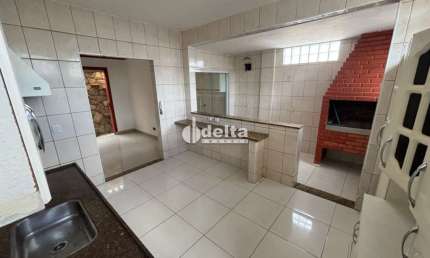Casa estilo sobrado residencial disponível para locação  no bairro Brasil em Uberlândia-MG