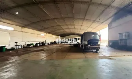 Galpão comercial disponível para locação no bairro Distrito Industrial em Uberlândia-MG