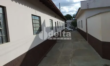 Casa residencial disponível para locação no bairro Bom Jesus em Uberlândia-MG