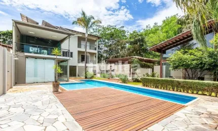 Casa residencial disponível para locação e venda no bairro Cidade Jardim em Uberlândia-MG.
