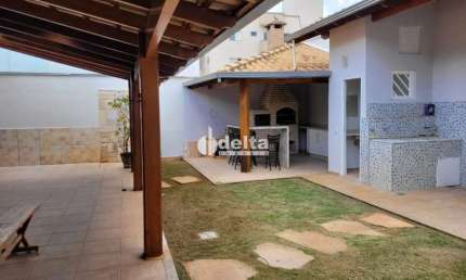 Casa residencial disponível para Locação no bairro Santa Mônica em Uberlândia-MG.