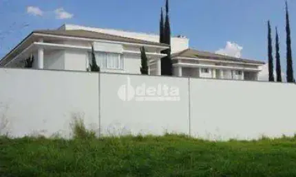 Casa residencial disponível para locação e venda no bairro Gávea em Uberlândia-MG