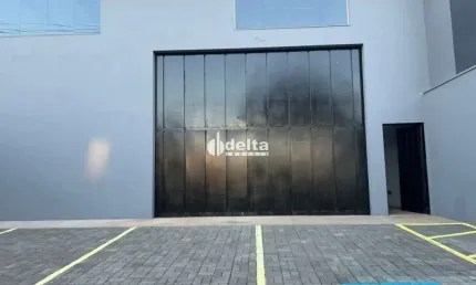 Galpão disponível para locação no bairro Novo Mundo em Uberlândia-MG.