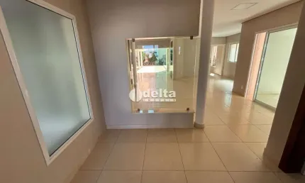 Casa em Condomínio disponível para locação e venda no bairro Morada da Colina em Uberlândia-MG