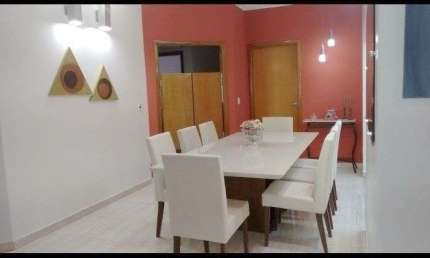 Casa disponível para locação e venda no bairro Cidade Jardim em Uberlândia-MG.