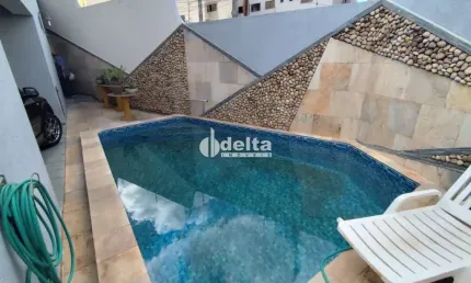 Casa residencial disponível para Locação E Venda no bairro Nossa Senhora das Graças em Uberlândia-MG.