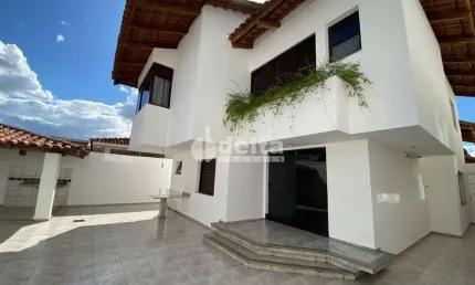 Casa disponível para locação no bairro Tabajaras em Uberlândia-MG
