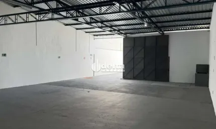 Galpão disponível para locação no bairro Nossa Senhora das Graças  em Uberlândia-MG
