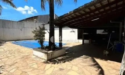 Casa disponível para locação no bairro Cidade Jardim em Uberlândia-MG
