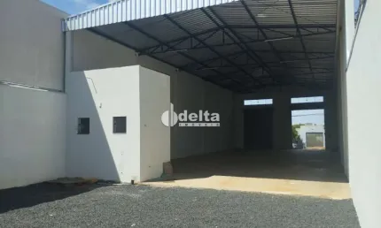 Galpão disponível para locação no bairro Brasil em Uberlândia-MG.