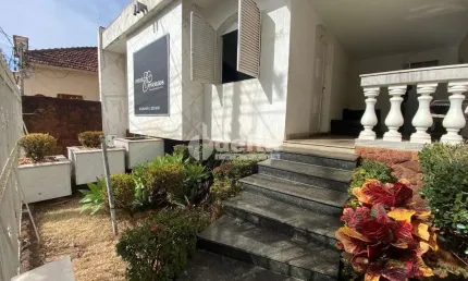 Casa comercial disponível para locação no bairro Centro em Uberlândia-MG