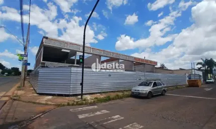Loja disponível para locação no bairro Santa Mônica em Uberlândia-MG