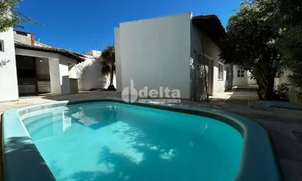 Casa residencial disponível para locação e venda no bairro Jardim Karaíba em Uberlândia-MG