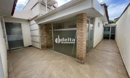 Casa comercial disponível para locação no bairro Osvaldo Rezende em Uberlândia-MG