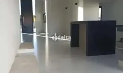 Casa em condomínio disponível para locação no bairro Granja Marileusa em Uberlândia-MG.