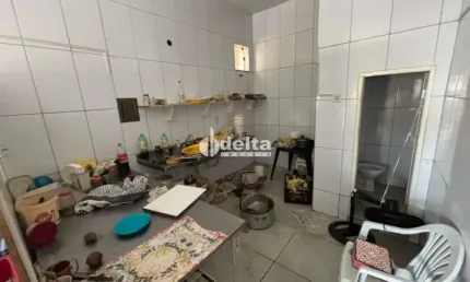 Loja disponível para locação no bairro Santa Mônica em Uberlândia-MG
