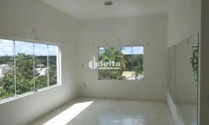 Casa residencial disponível para locação no bairro Jardim Karaíba em Uberlândia-MG