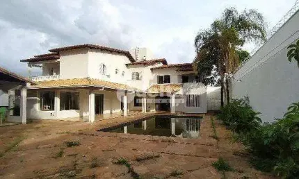 Casa disponível para locação no bairro Umuarama em Uberlândia-MG