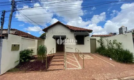 Casa mista disponível para locação no bairro Fundinho em Uberlândia-MG