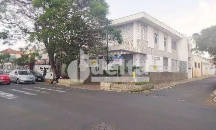 Casa comercial disponível para locação no bairro Centro em Uberlândia-MG