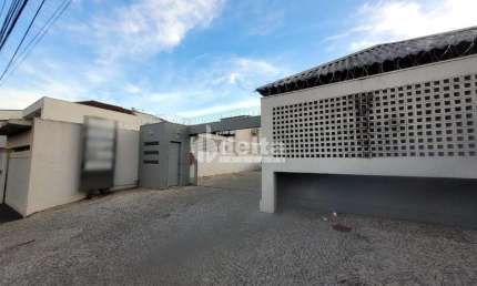 Casa comercial disponível para locação no bairro Tabajaras em Uberlândia-MG