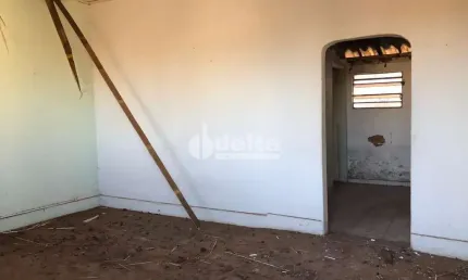Casa comercial e residencial disponível para locação no bairro Lidíce em Uberlândia-MG