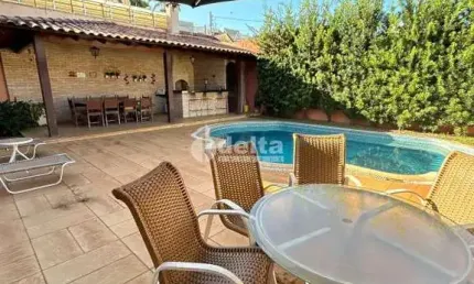 Casa residencial disponível para locação e venda no bairro Lidíce em Uberlândia-MG