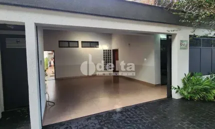 Casa residencial disponível para locação e venda no bairro Jardim Karaíba em Uberlândia-MG