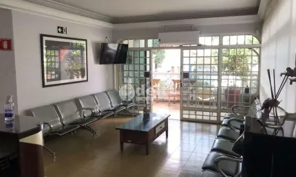 Casa comercial disponível para locação no bairro Morada da Colina em Uberlândia-MG
