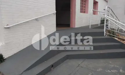 Casa comercial disponível para locação no bairro Centro em Uberlândia-MG