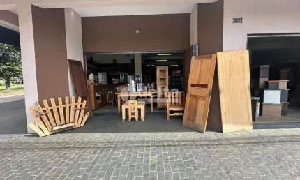 Loja disponível para locação no bairro Santa Mônica em Uberlândia-MG.