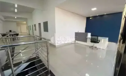 Prédio comercial disponível para locação no bairro Nossa Senhora Aparecida em Uberlândia-MG.