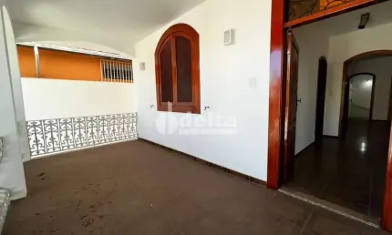 Casa comercial disponível para locação e venda no bairro Centro em Uberlândia-MG