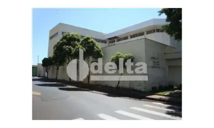 Prédio disponível para aluguel no bairro Santa Mônica em Uberlândia-MG