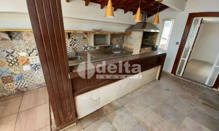 Casa comercial e residencial disponível para locação no bairro Lidice em Uberlândia-MG