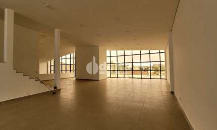 Casa Comercial disponível para locação no bairro Altamira em Uberlândia-MG