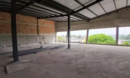 Loja disponível para locação no bairro Luizote de Freitas em Uberlândia-MG.