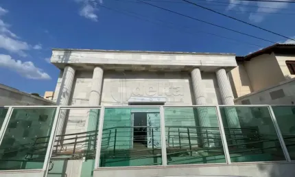 Casa comercial disponível para locação no bairro Santa Mônica em Uberlândia-MG